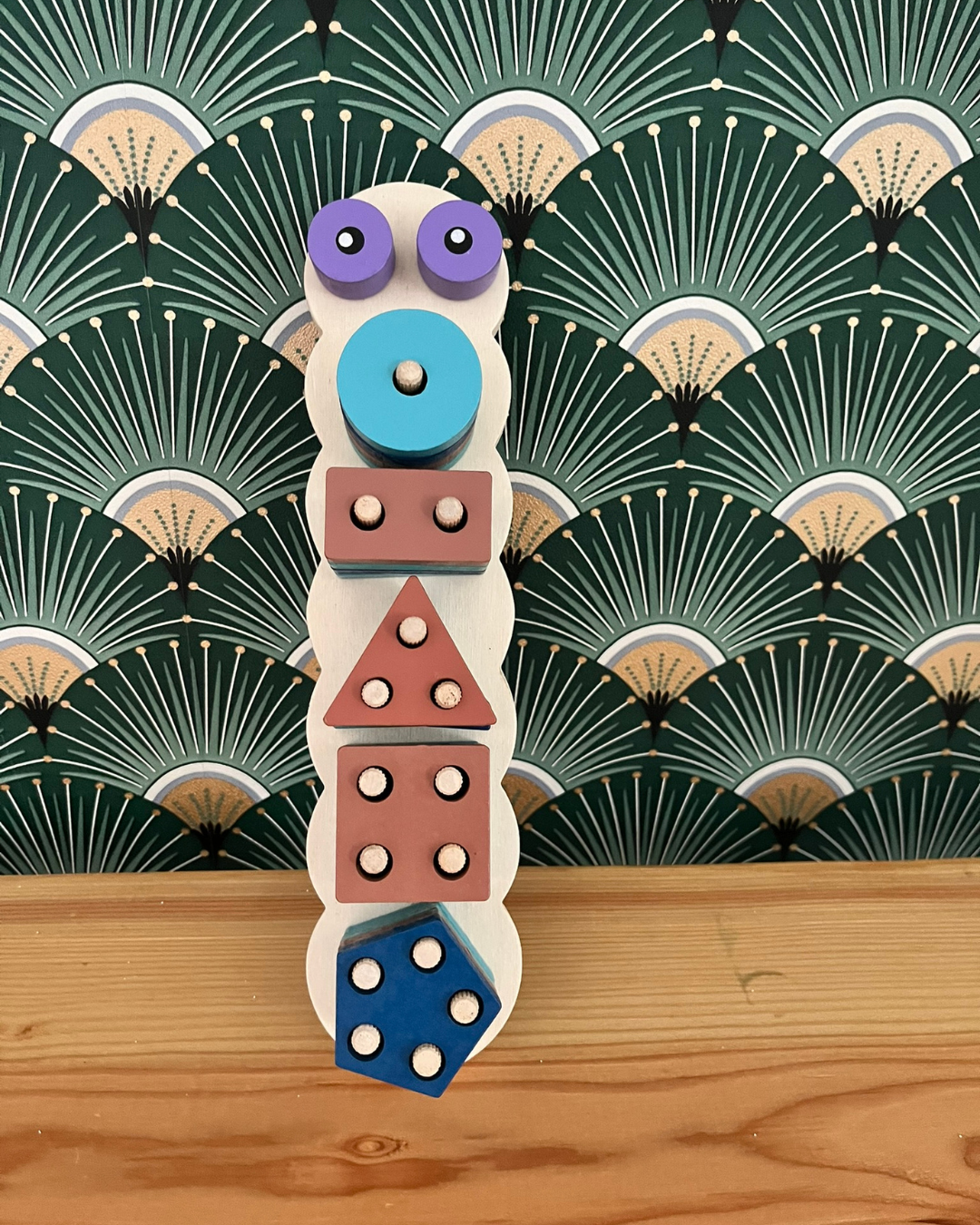 Buntes Raupen-Steckspiel aus Holz