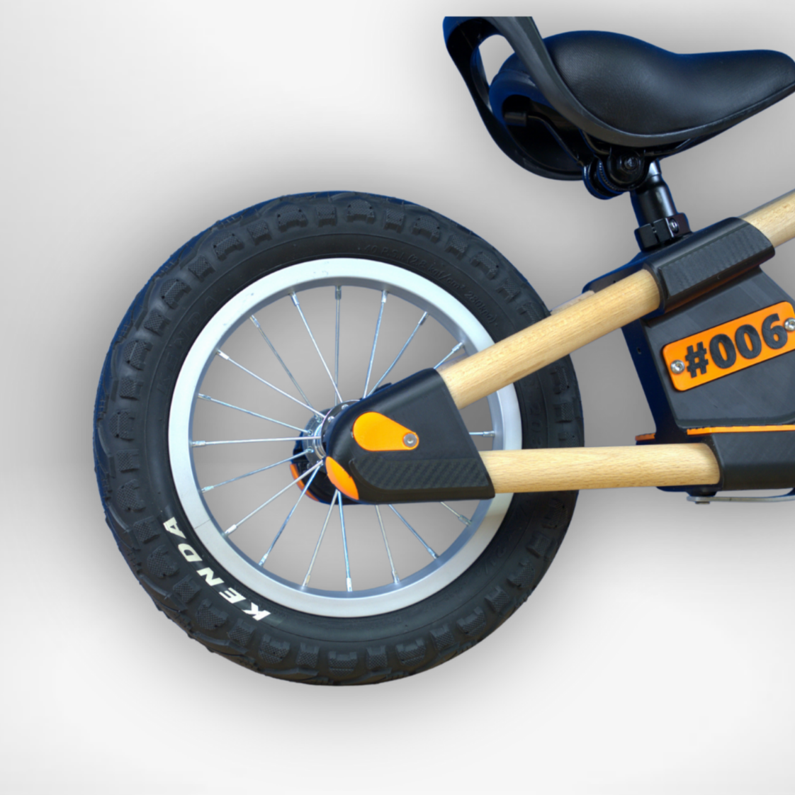 Frank in Orange/Schwarz mit Speichenfelge