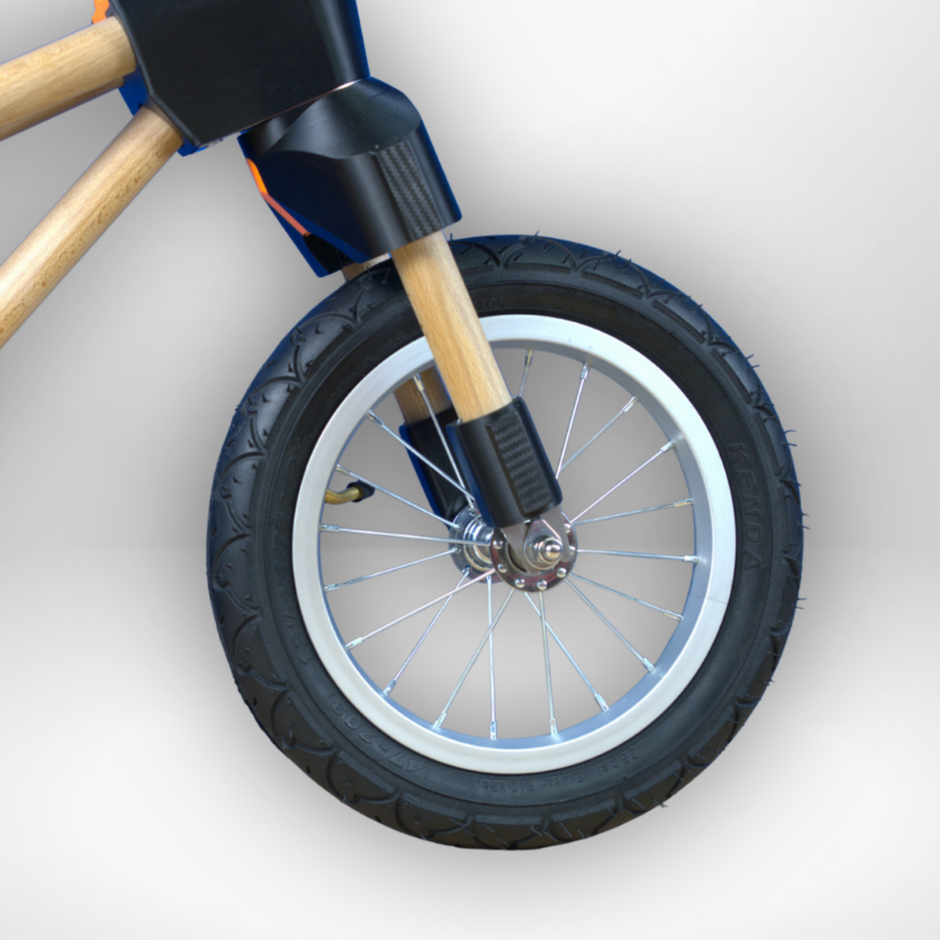 Frank in Orange/Schwarz mit Speichenfelge